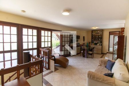 Sala de casa de condomínio para alugar com 5 quartos, 350m² em Itacoatiara, Niterói