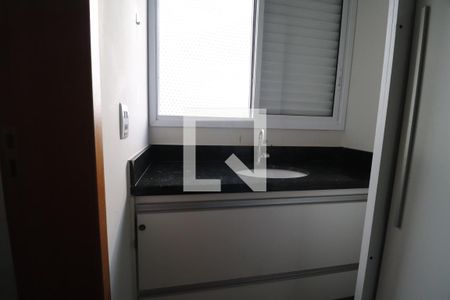 Banheiro da Suíte de apartamento para alugar com 1 quarto, 45m² em Presidente Roosevelt, Uberlândia