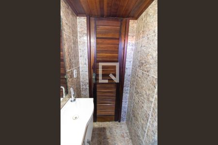 Lavabo de casa de condomínio para alugar com 3 quartos, 150m² em Itaipu, Niterói