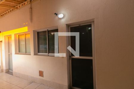 Quarto 1 vista  de apartamento para alugar com 2 quartos, 50m² em Floramar, Belo Horizonte