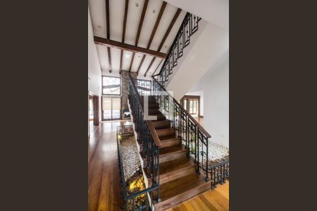 Escada de casa de condomínio para alugar com 5 quartos, 747m² em Alphaville, Santana de Parnaíba