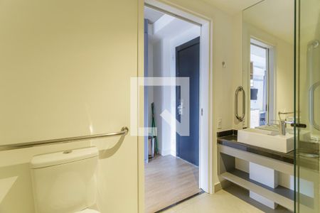 Banheiro de kitnet/studio para alugar com 1 quarto, 22m² em Indianópolis, São Paulo