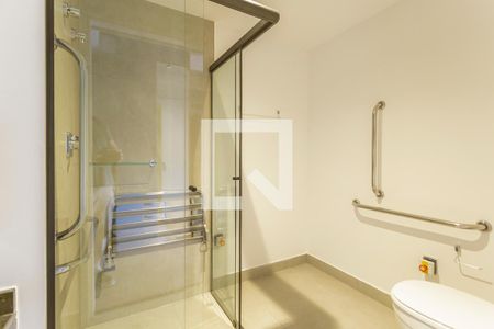 Banheiro de kitnet/studio para alugar com 1 quarto, 22m² em Indianópolis, São Paulo