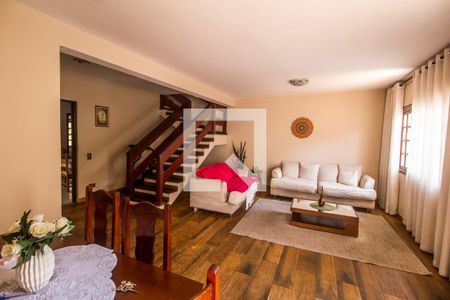 Sala de casa para alugar com 4 quartos, 171m² em Vila Sul Americana, Carapicuíba