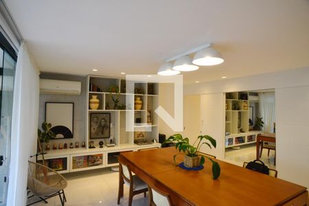 Sala de apartamento à venda com 2 quartos, 135m² em Barra da Tijuca, Rio de Janeiro