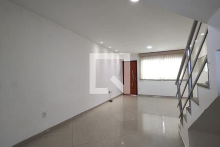 Sala de casa de condomínio à venda com 3 quartos, 230m² em Jacarepaguá, Rio de Janeiro