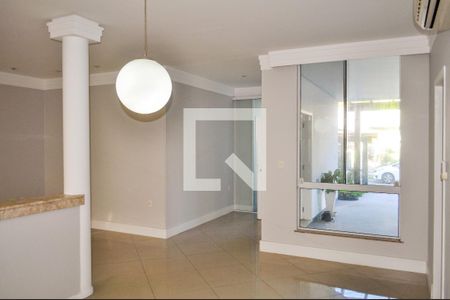 Sala de casa de condomínio para alugar com 5 quartos, 250m² em Hípica, Porto Alegre