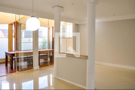 Sala de casa de condomínio para alugar com 5 quartos, 250m² em Hípica, Porto Alegre