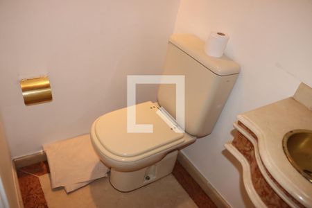 Lavabo de casa de condomínio para alugar com 4 quartos, 290m² em Granja Viana Ii, Cotia