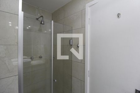Banheiro da Suíte  de apartamento para alugar com 2 quartos, 85m² em Higienópolis, Porto Alegre