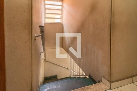 Escada de acesso quartos de casa para alugar com 3 quartos, 125m² em Jardim Iva, São Paulo