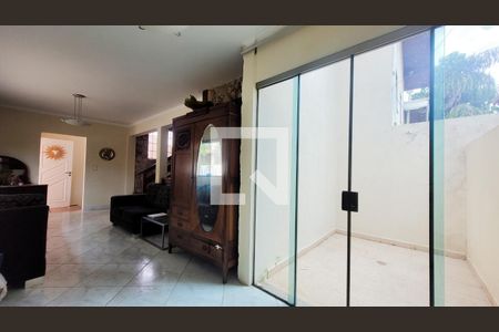 Sala de casa de condomínio à venda com 4 quartos, 257m² em Loteamento Caminhos de São Conrado (Sousas), Campinas