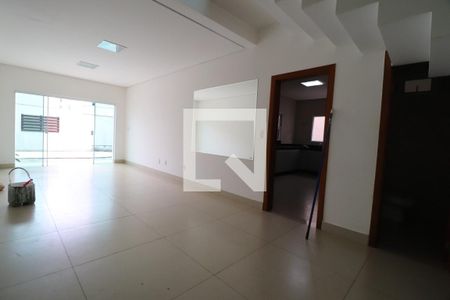Sala de casa de condomínio para alugar com 4 quartos, 350m² em Jardim das Palmeiras, Uberlândia