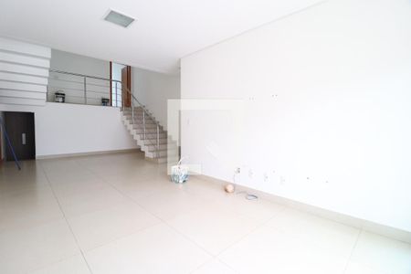 Sala de casa de condomínio para alugar com 4 quartos, 350m² em Jardim das Palmeiras, Uberlândia