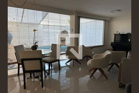 Sala de casa de condomínio à venda com 3 quartos, 200m² em Tamboré, Santana de Parnaíba
