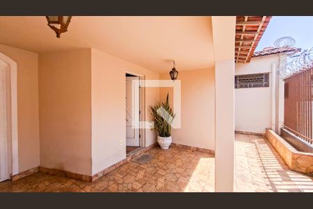 Garagem de casa à venda com 4 quartos, 300m² em Santa Efigênia, Belo Horizonte