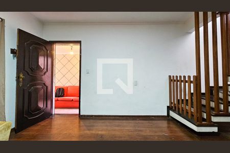 Sala de casa para alugar com 2 quartos, 221m² em Jardim Luanda, São Paulo