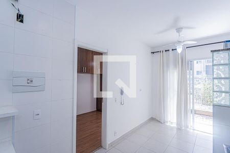 Sala e cozinha de apartamento para alugar com 1 quarto, 38m² em Vila Palmeiras, São Paulo
