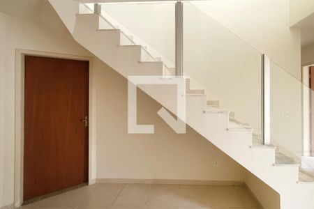 Escadas de apartamento à venda com 3 quartos, 126m² em Santa Tereza, Belo Horizonte