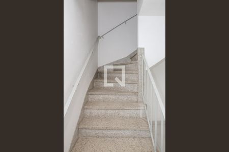 Escada de casa para alugar com 2 quartos, 140m² em Pompeia, São Paulo