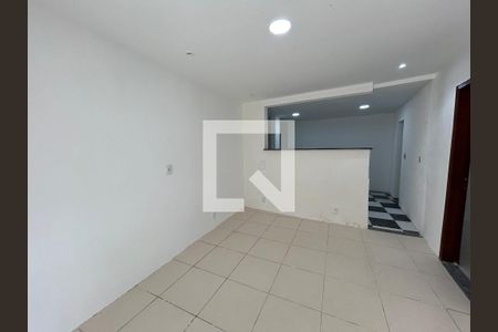 Sala de casa para alugar com 2 quartos, 75m² em Bento Ribeiro, Rio de Janeiro