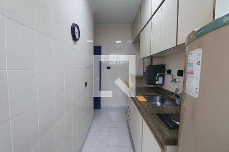 Cozinha de apartamento para alugar com 1 quarto, 50m² em Barra Funda, Guarujá