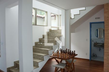 Escada de casa de condomínio para alugar com 5 quartos, 300m² em Jardim Colibri, Cotia