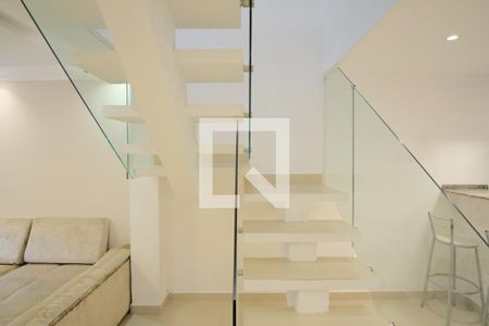 Escada de casa para alugar com 2 quartos, 180m² em Guaiauna, São Paulo