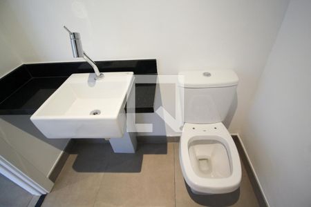 Banheiro de kitnet/studio para alugar com 1 quarto, 26m² em Indianópolis, São Paulo