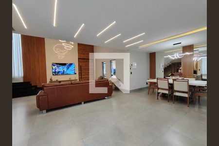 Sala de casa de condomínio para alugar com 4 quartos, 560m² em Recreio dos Bandeirantes, Rio de Janeiro