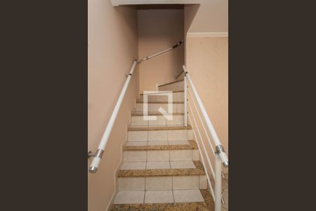 Escada de casa para alugar com 2 quartos, 115m² em Jardim Monte Alegre, São Paulo