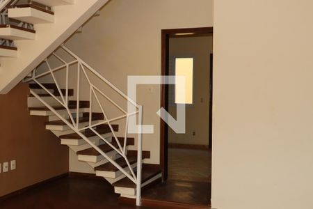 Escada de casa de condomínio para alugar com 5 quartos, 320m² em Jardim Sao Paulo Ii, Cotia