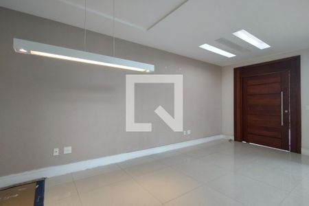 Sala de casa de condomínio para alugar com 3 quartos, 283m² em Jacarepaguá, Rio de Janeiro