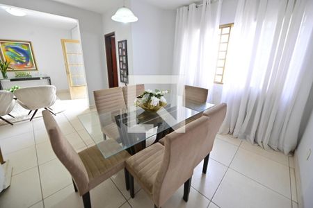 Sala de casa para alugar com 4 quartos, 248m² em Jardim Santo Antônio, Goiânia