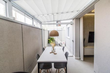 Varanda de apartamento à venda com 1 quarto, 56m² em Jardim Tupanci, Barueri