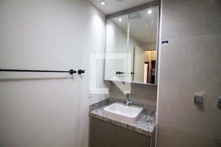 Banheiro Social de kitnet/studio para alugar com 1 quarto, 24m² em Vila Cordeiro, São Paulo