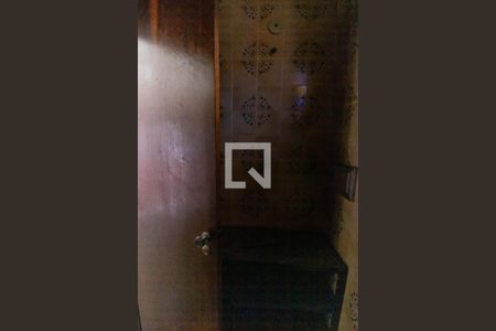 Banheiro de serviço de casa de condomínio à venda com 5 quartos, 420m² em Itaipu, Niterói