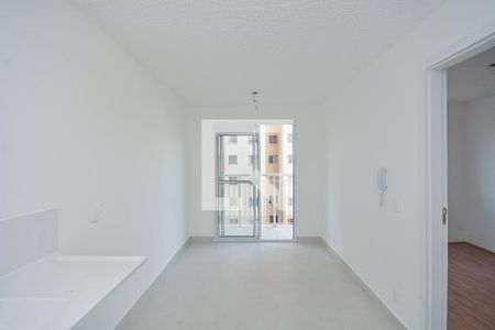 Sala/Cozinha de apartamento para alugar com 1 quarto, 27m² em Jardim Itacolomi, São Paulo