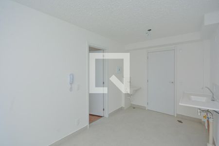 Sala/Cozinha de apartamento para alugar com 1 quarto, 27m² em Jardim Itacolomi, São Paulo