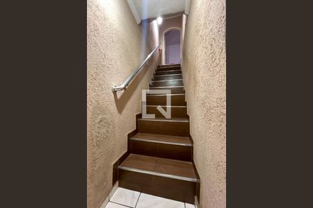 Escada de casa para alugar com 2 quartos, 200m² em Parque Sao Luis, São Paulo