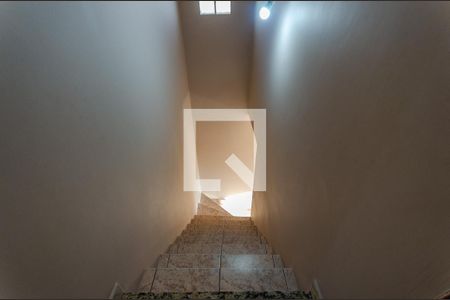 Escada de casa à venda com 3 quartos, 181m² em Vila Serralheiro, São Paulo