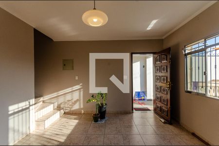 Sala de casa para alugar com 3 quartos, 181m² em Vila Serralheiro, São Paulo