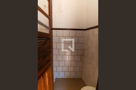 Banheiro de serviço de casa de condomínio à venda com 4 quartos, 210m² em Maravista, Niterói