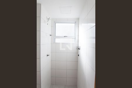 Banheiro de apartamento à venda com 2 quartos, 48m² em Perobas, Contagem
