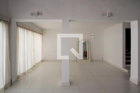 Sala de casa de condomínio para alugar com 5 quartos, 700m² em Barra da Tijuca, Rio de Janeiro