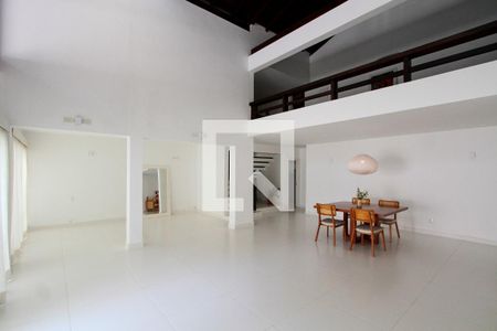 Sala de casa de condomínio para alugar com 5 quartos, 700m² em Barra da Tijuca, Rio de Janeiro
