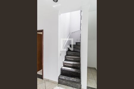 Escada de casa à venda com 2 quartos, 405m² em Jardim dos Camargos, Barueri