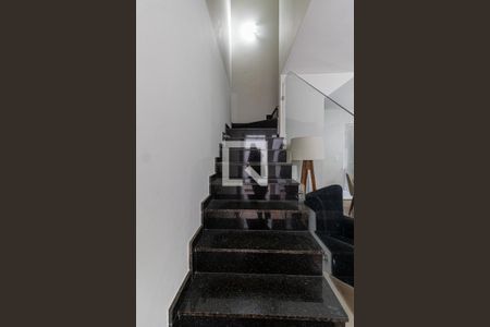 Escada de casa de condomínio para alugar com 2 quartos, 110m² em Parada Xv de Novembro, São Paulo