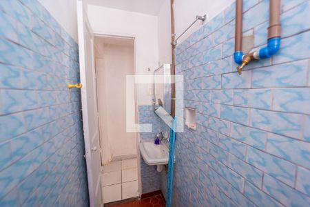 Banheiro de casa para alugar com 1 quarto, 33m² em Vila Buenos Aires, São Paulo
