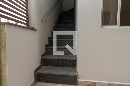 Escada de acesso de apartamento para alugar com 1 quarto, 37m² em Cidade São Mateus, São Paulo